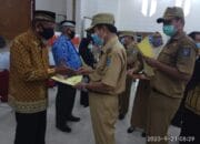 Ibnu Saleh Berikan Penghargaan Satyalancana Karya Satya ke 192 ASN Bateng