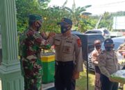 Polsek Puding Besar Bawakan Nasi Tumpeng ke Koramil Merawang