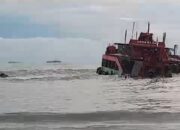 Dihantam Ombak, KIP Mega Fajar Hampir Tenggelam di Pinggir Pantai Matras