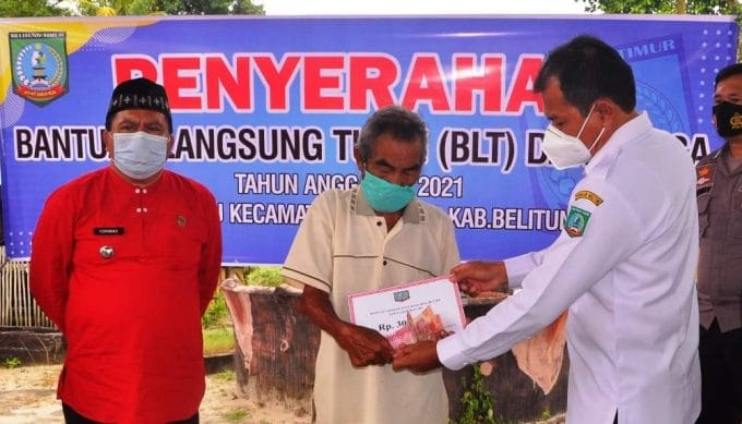 Kakek 79 Tahun Tertatih-tatih Ambil BLT Rp 300 Ribu