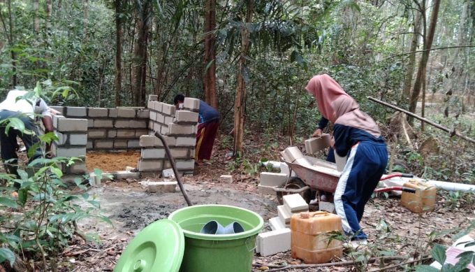 Mahasiswa Unmuh Babel Bangun Toilet di Hutan Nyatoh Air Bulin
