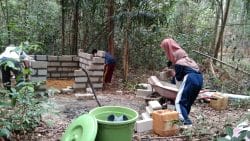 Mahasiswa Unmuh Babel Bangun Toilet di Hutan Nyatoh Air Bulin