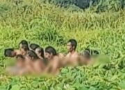 Bersihkan Diri Dari Dosa, 16 Orang Mandi Telanjang Bersama