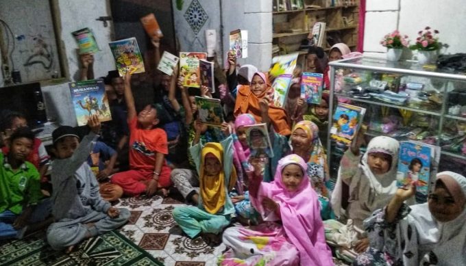 Perkuat Literasi, Kades Wonosari Berikan Puluhan Buku ke RBD