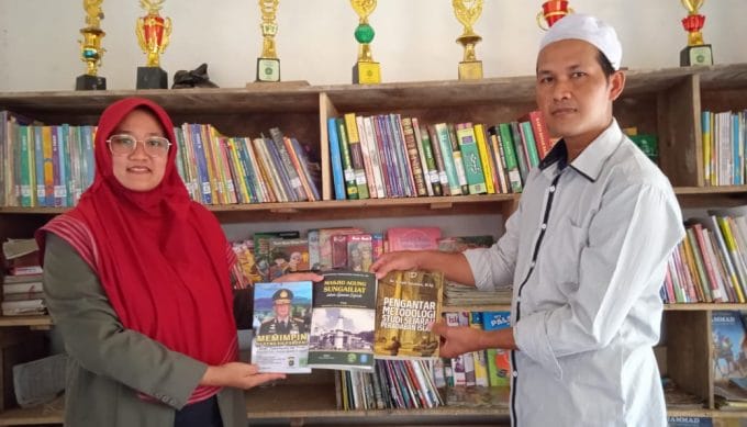 Gerakan Literasi Hingga ke Pelosok Desa, Madania Center Bangka Belitung Serahkan Buku ke RBD