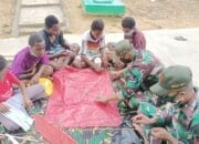 Anak-anak Ini Diajari Buat Layangan oleh TNI