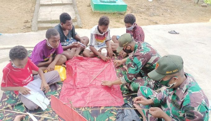 Anak-anak Ini Diajari Buat Layangan oleh TNI