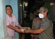 Kepedulian Dimasa PPKM, Sat Pol PP Babel Bagikan Paket Sembako