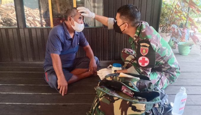 Mata Warga Hampir Tertancap Kawat, Anggota TNI ini Langsung Bereaksi