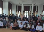 Eva Berikan Doorprize ke Peserta Pengajian