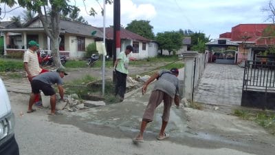 Jalan Setapak Lingkungan Nelayan Satu Banyak Rusak, Warga Swadaya Perbaiki