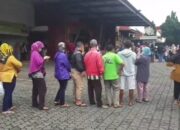 Warga Rela Hujan-hujanan di Toko Acun