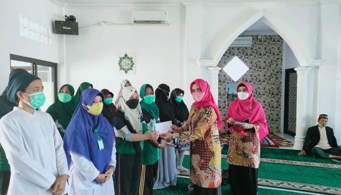 DWP RSUD Depati Bahrin Bagikan 50 Paket Bantuan Untuk Pegawai Jandi dan Anak Yatim