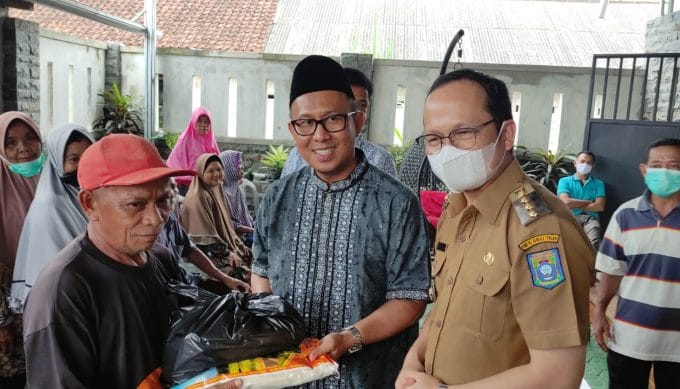 AETI Bagikan 350 Paket Sembako untuk Warga Desa Guntung