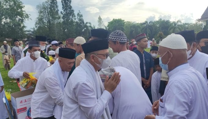 Sholat Bersama Masyarakat, Bupati Ajak Masyarakat Bateng Untuk Bersilahturahmi
