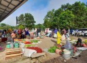 Pasar Modern Masih Tutup, Pedagang Buka Pasar Dadakan