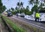 10 Ton Pupuk Urea Berceceran di Jalan Penyak