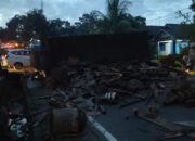 Tak Kuat Nanjak, Truk Muatan Besi Terguling di Jalan Jelutung
