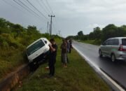 Mobil Berisi Rp 4 Miliar Tergelincir di Jalan Pangkalpinang-Koba