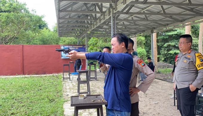 Polres Bateng Ajari Wartawan Menembak