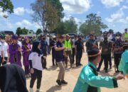Emak-emak Desa Perlang: Pak Menteri Ganteng, Boleh Minta Foto Gak?