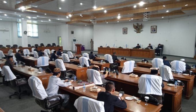 Mendra Walk Out Saat Paripurna Pemberhentiannya