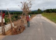 Warga Desa Perlang Gotong Royong Perbaiki Plat Deker
