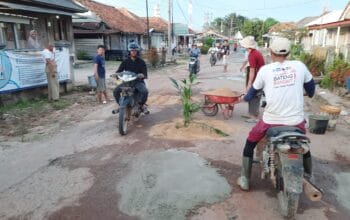 Sering Kecelakaan, Warga Perlang Tambal Jalan Pakai Semen