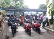 Ketua RT di Desa Perlang Dapat Motor dan Handphone Baru