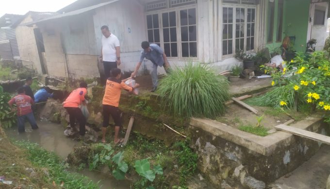 Pemerinta Kecamatan Gotong Royong Perbaiki Rumah Yeni
