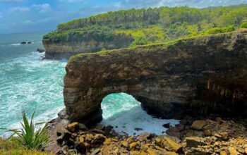 Pesona Keindahan Pantai Karang Bolong Banten 2023, Pantai Unik Penuh Misteri