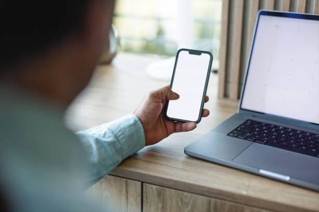 layar laptop bergerak