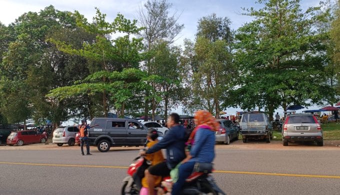 Pengunjung Pantai Kebang Kemilau Meningkat, Petugas Parkir: Jadi THR Bagi Kami