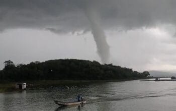 Puting Beliung Sapu Tiga Rumah di Desa Pangkal Niur