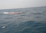 Kapal Nelayan Terbalik Setelah Dihantam Gelombang Setinggi Dua Meter di Laut Matras