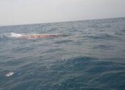 Kapal Nelayan Terbalik Setelah Dihantam Gelombang Setinggi Dua Meter di Laut Matras