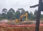 Satu Unit Alat Berat Gerus Tanah Dusun Sadap, Penambangan: Silahkan Konfirmasi ke Bos B dan R