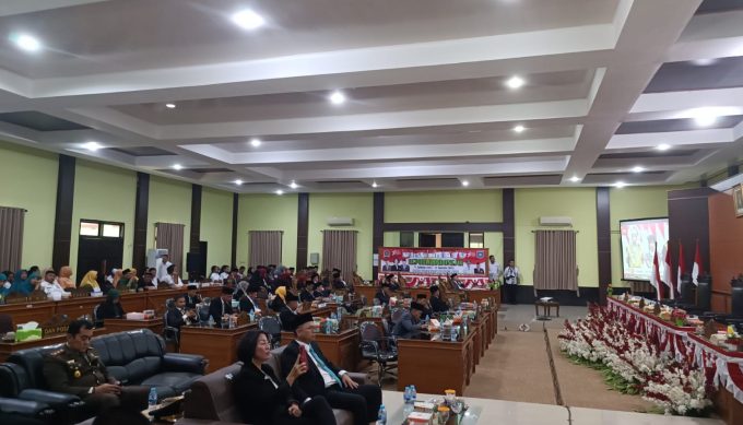 Dewan di Bangka Tengah Pilih Merokok Saat Pidato Kenegaraan Dibacakan Jokowi
