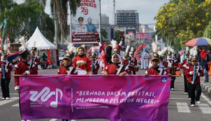 Molen Sambut Peserta Pawai di Panggung Penghormatan