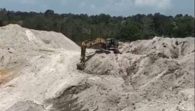 Cangkul Bermesin Gali HL Busung China , LSM KPMP : Polda Babel & Polres Beltim Senggol Dong?