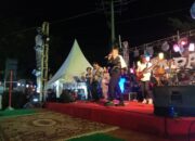 Vokalis Band Kapten Hiburan Masyarakat Toboali pada Cara Konser Akbar Maulid Nabi