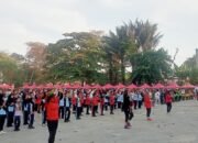 Ratusan Siswa dan Kepala Sekolah Senam Massal di Laut Nek Aji