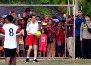 Momen Langka! Presiden Jokowi Bermain Sepak Bola dengan Pelajar Papua