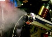 Mengetahui 6 Penyebab Motor Keluar Asap Putih Saat Dipanaskan, Ada Masalah di Mesin