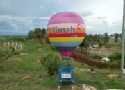 Replika Balon Udara Jadi Daya Tarik Baru Wisatawan di Bukit Samak