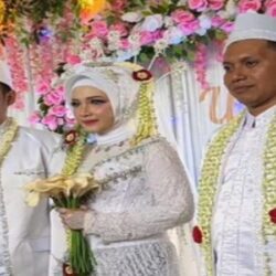 Viral Pernikahan Wanita Berdampingan dengan 2 Pria Berbusana Pengantin di Madura Jawa Timur