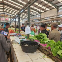 Instruksi Bupati, Rombongan Sekda Bangka Tengah Langsung Belanja di Pasar Tradisional