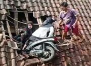 Viral! Nahas 2 Perempuan Nyangkut Bareng Sepeda Motor di Atap Rumah Warga di Tasikmalaya Jawa Barat