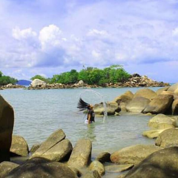 Turis Asal Jakarta Sebut Pantai Tanjung Kerasak Lebih Indah dari Thailand