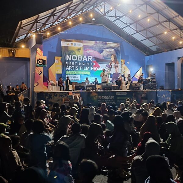 Ribuan Masyarakat Nonton Film Hayya di Alun-alun kota Koba